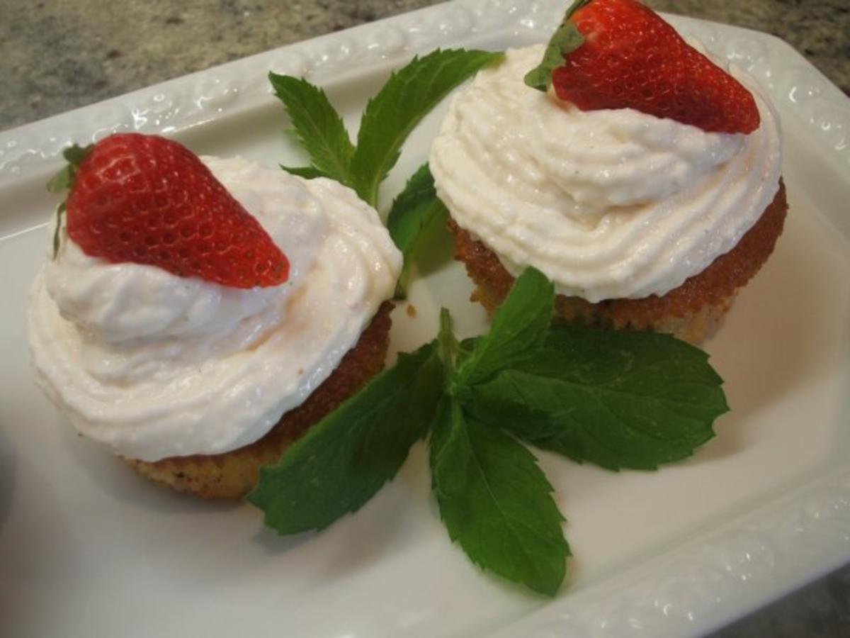 Backen: Erdbeer-Kiwi-Muffins mit Frischkäsehaube - Rezept