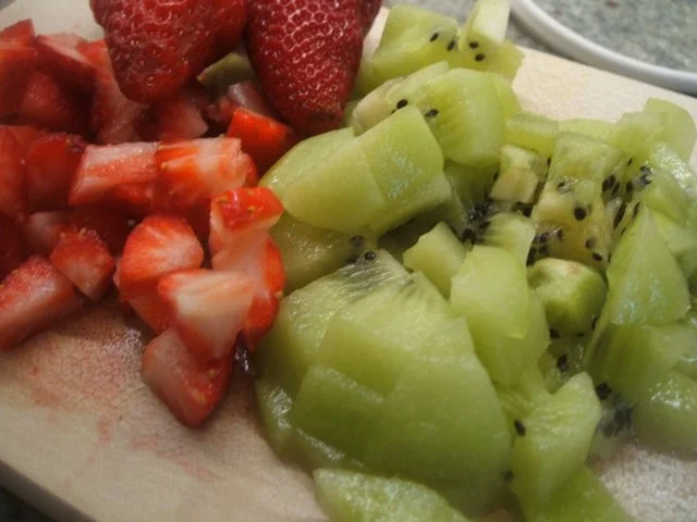 Backen: Erdbeer-Kiwi-Muffins mit Frischkäsehaube - Rezept - Bild Nr. 4