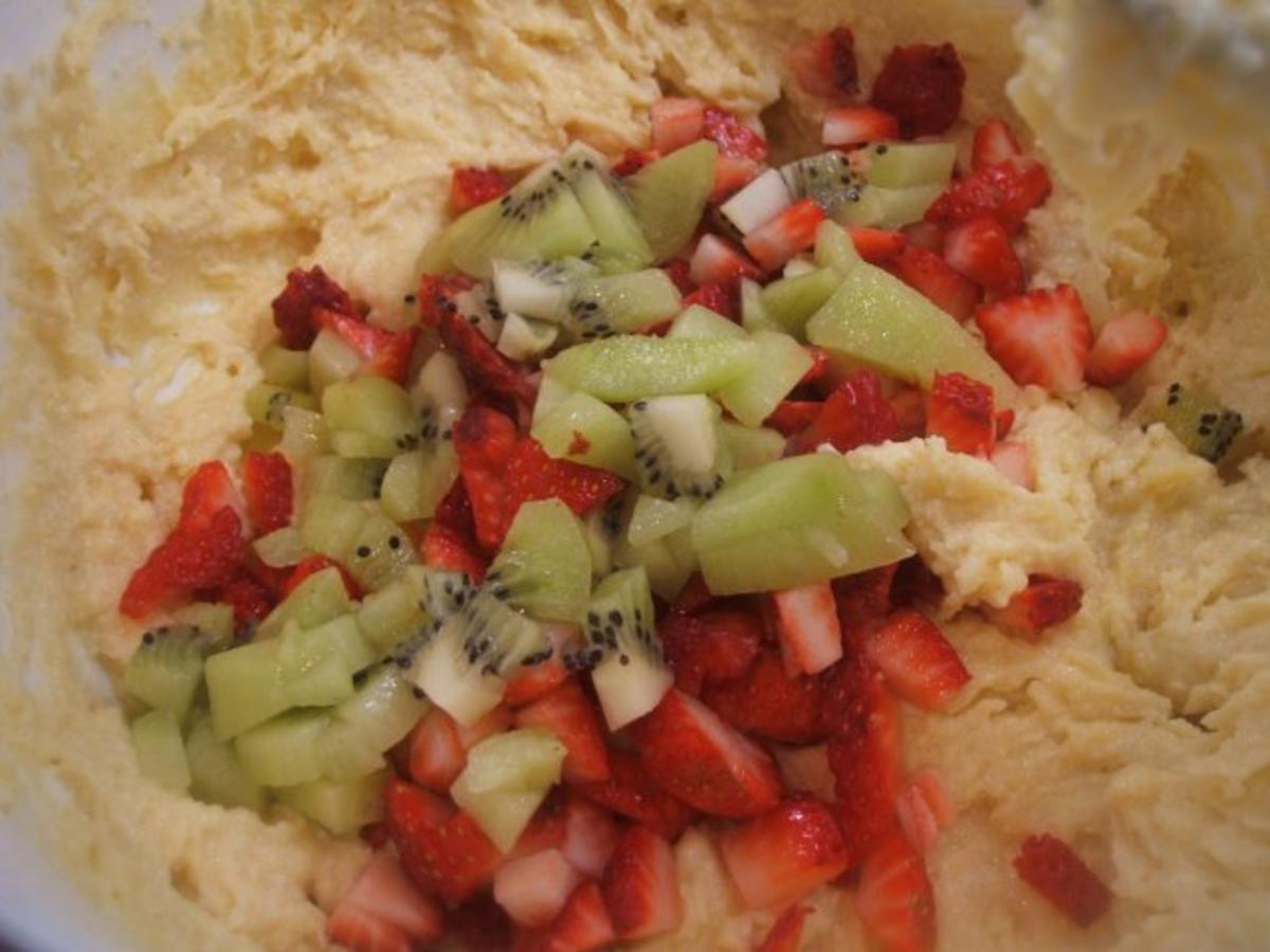 Backen: Erdbeer-Kiwi-Muffins mit Frischkäsehaube - Rezept - Bild Nr. 5