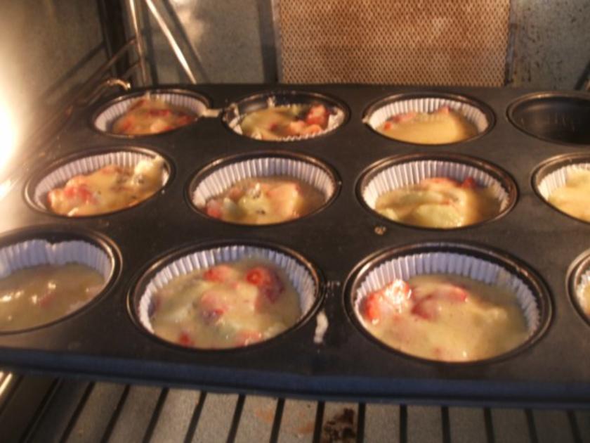 Backen: Erdbeer Kiwi Muffins mit Frischkäsehaube - schnell &amp; einfach ...