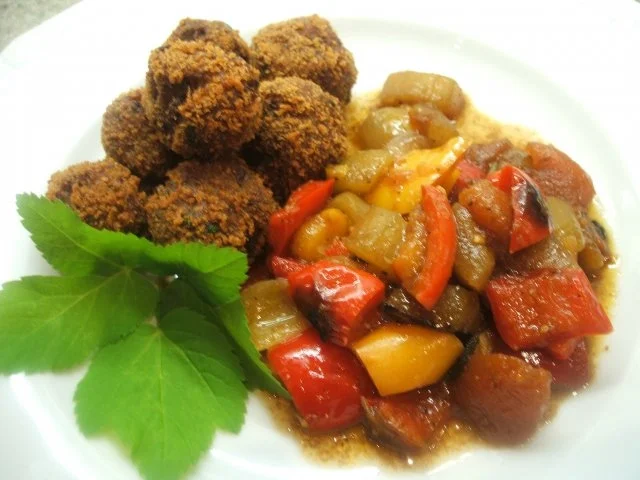 Fleisch: Kräuter-Hackbällchen auf Schmorgemüse - Rezept