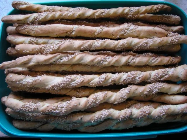 Kräuter-Grissinis mit Sesam - Rezept