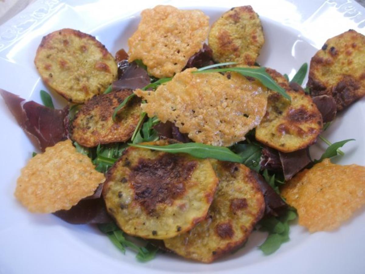 Salate: Rucolasalat mit Bündner Fleisch, Kartoffel-, und Parmesanchips - Rezept