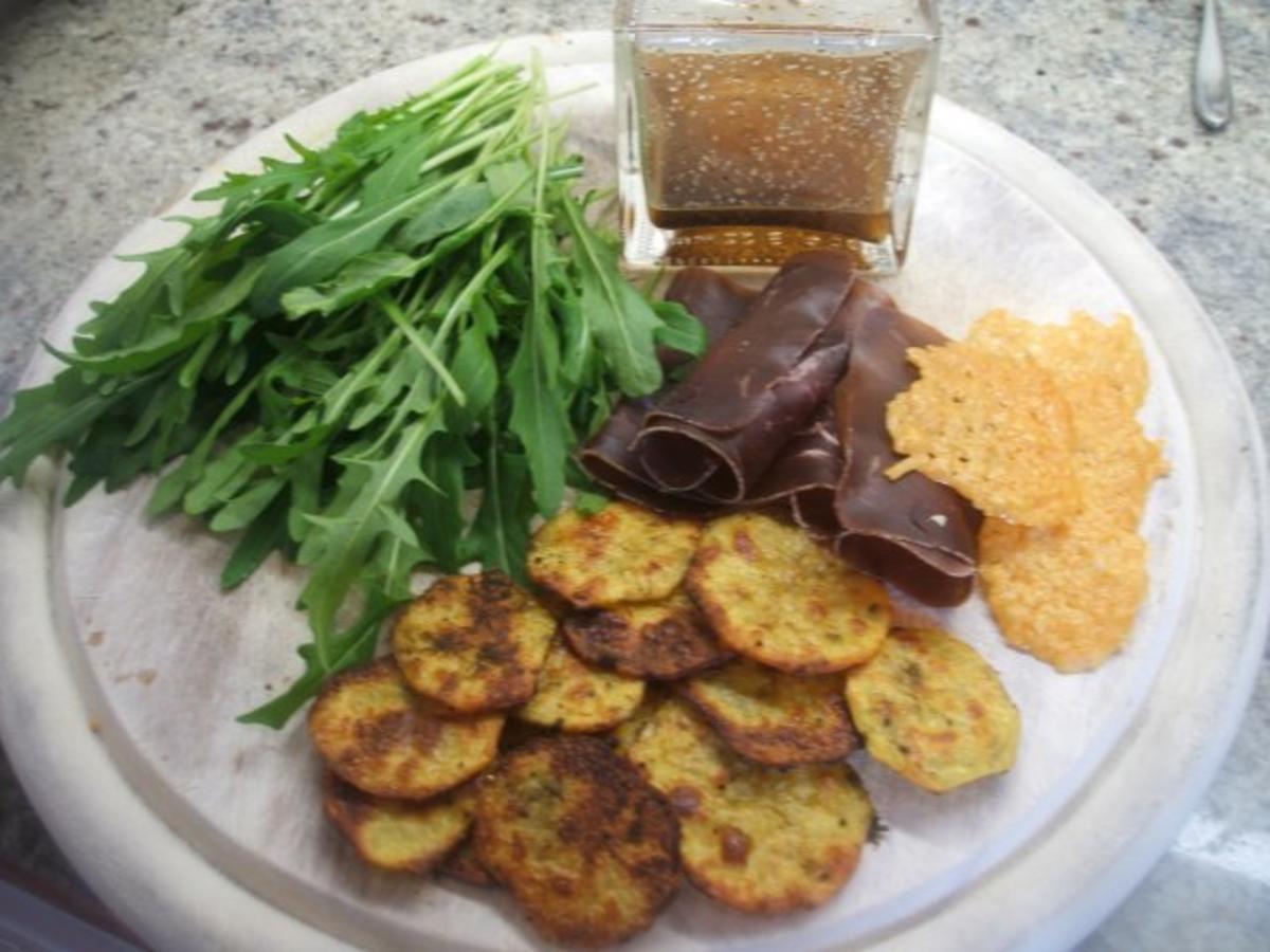 Salate: Rucolasalat mit Bündner Fleisch, Kartoffel-, und Parmesanchips - Rezept - Bild Nr. 3