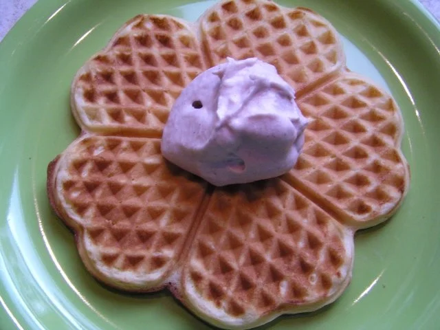 Waffeln mit Schoko-Zimt-Sahne - Rezept