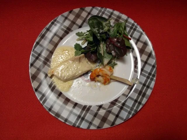 Wildkräutersalat mit Steinbutt und Riesengarnele auf Safranschaum - Rezept