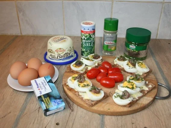 Rezept: Schwedische Ei-Sandwiches mit Anchovis-Filets Schwedische Ei-Sandwiches mit Anchovis-Filets - Rezept