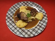 Roulade vom Wildschwein mit Preiselbeersoße auf geschwenktem Spitzkohl und Kartoffelbuchte - Rezept