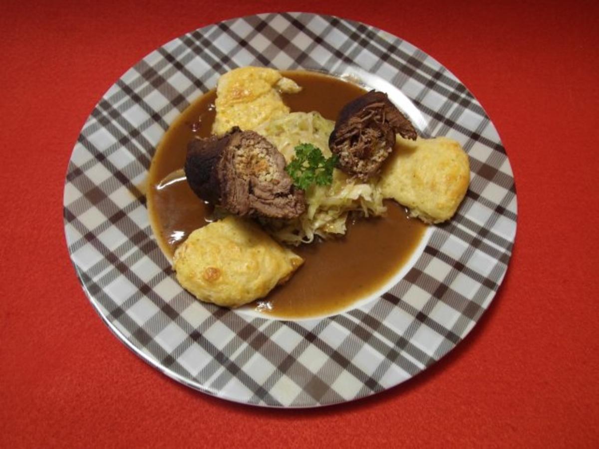 Bilder für Roulade vom Wildschwein mit Preiselbeersoße auf geschwenktem Spitzkohl und Kartoffelbuchte - Rezept