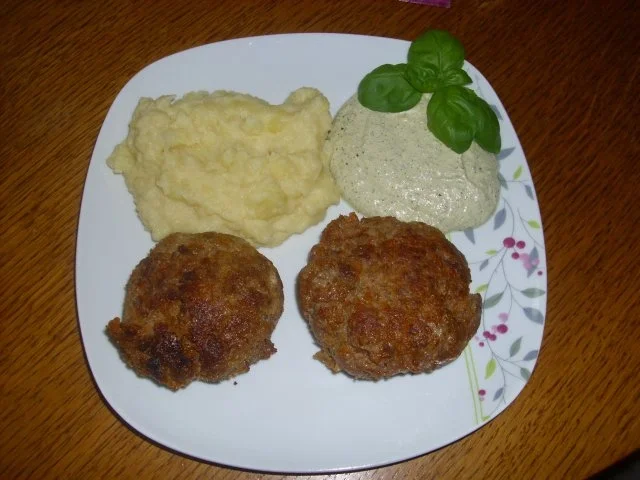 Frikadellen zu grüner Sauce - Rezept