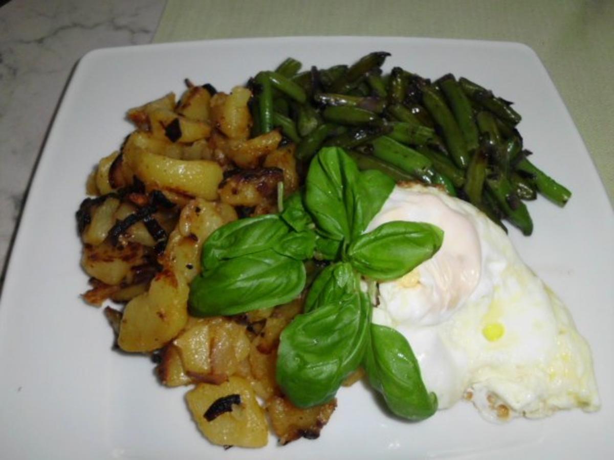 Bratkartoffeln mit Rosmarin, Grüne Bohnen mit Bohnenkraut, Spiegelei in Butter - Rezept