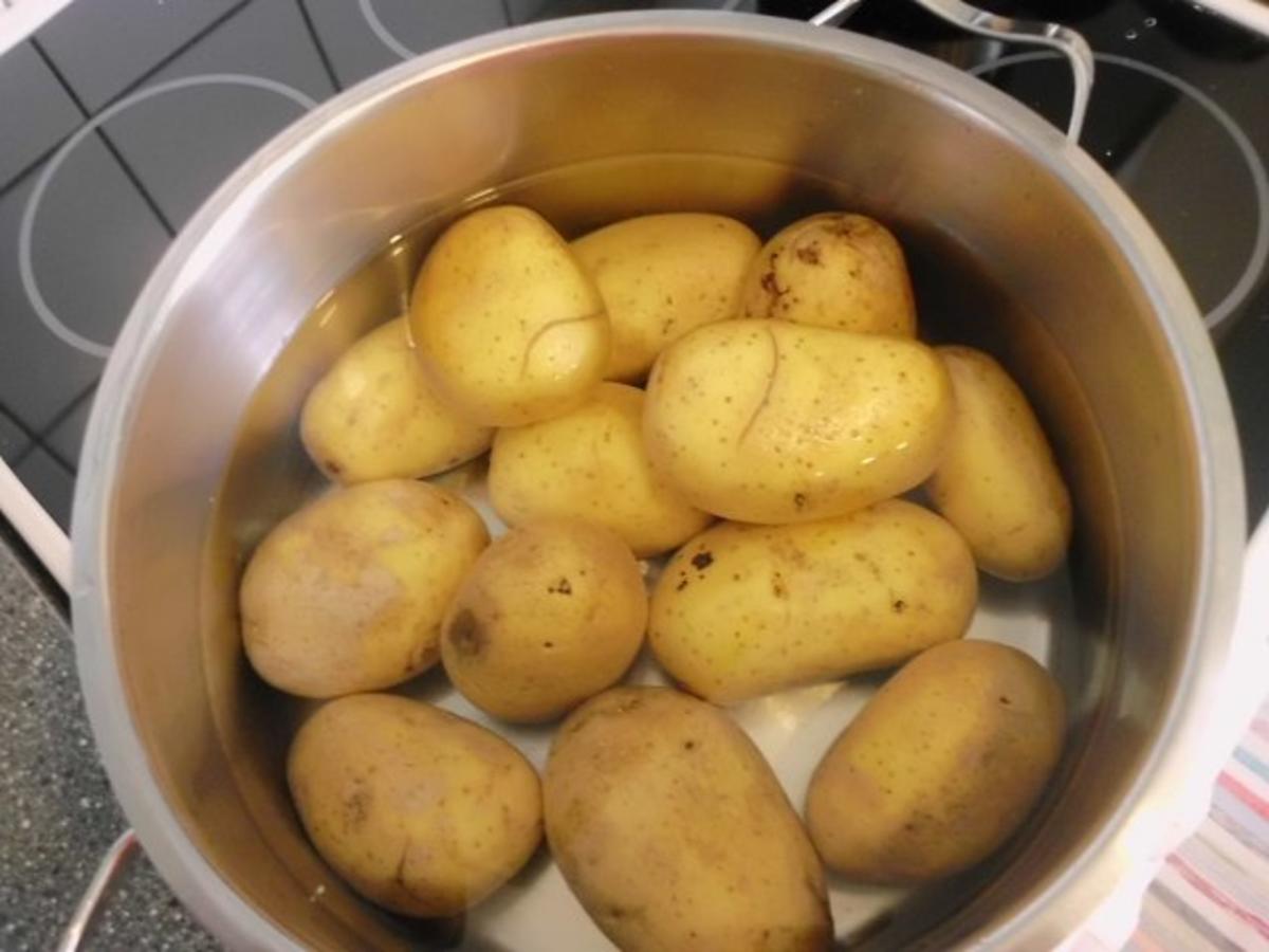 Bratkartoffeln mit Rosmarin, Grüne Bohnen mit Bohnenkraut, Spiegelei in ...