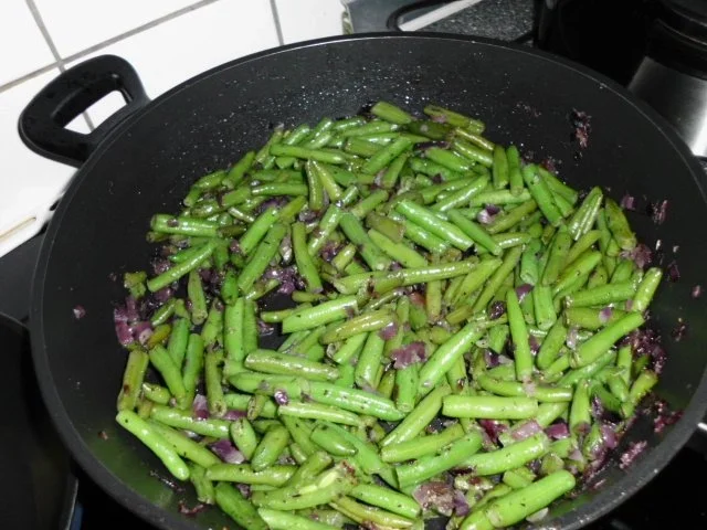 Bratkartoffeln mit Rosmarin, Grüne Bohnen mit Bohnenkraut, Spiegelei in Butter - Rezept - Bild Nr. 5