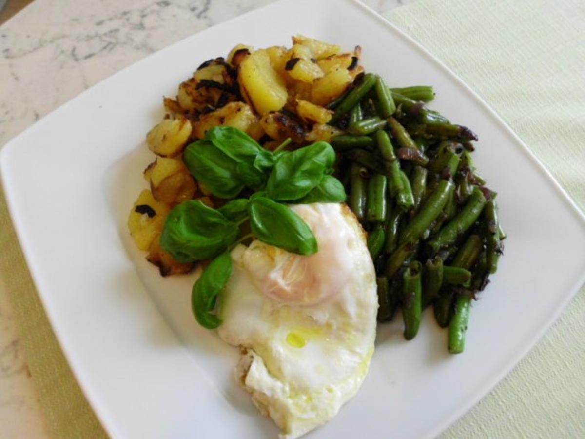 Bratkartoffeln mit Rosmarin, Grüne Bohnen mit Bohnenkraut, Spiegelei in Butter - Rezept - Bild Nr. 2