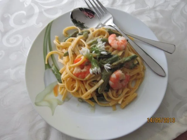 Rezept: Grüner Spargel mit Garnelen in leichter Zitronensoße Grüner Spargel mit Garnelen in leichter Zitronensoße - Rezept