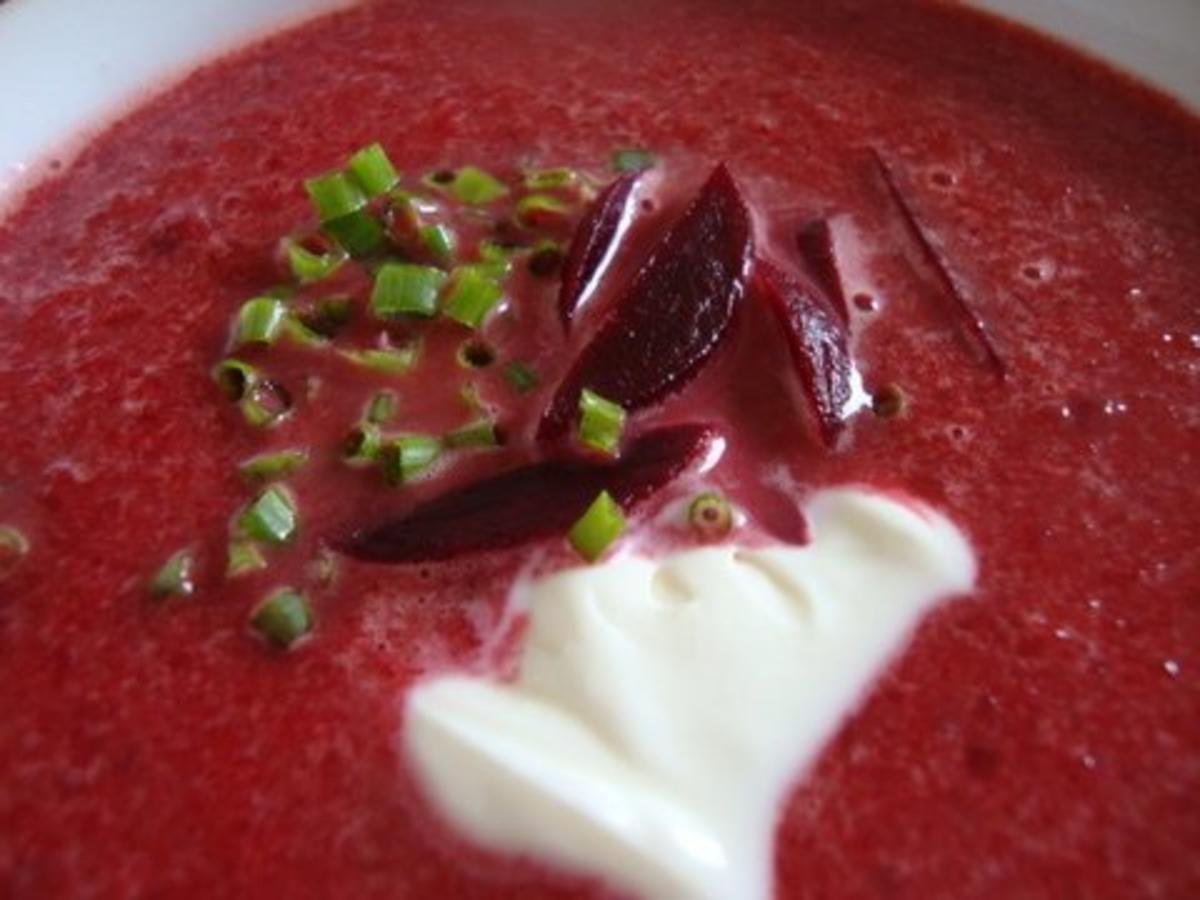 Rote Bete Süppchen mit "Pfiff" und Crème fraîche Topping - Rezept