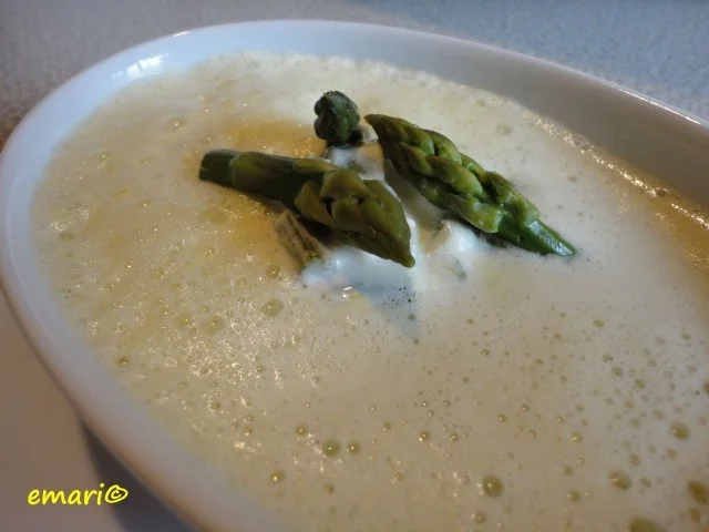 Schnelles grünes Spargel Schaum Süppchen - Rezept