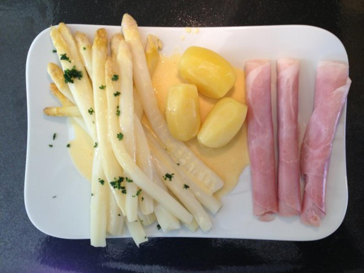 Spargel in selbst gemachter Sauce Hollandaise mit Kartoffeln und Schinken - Rezept