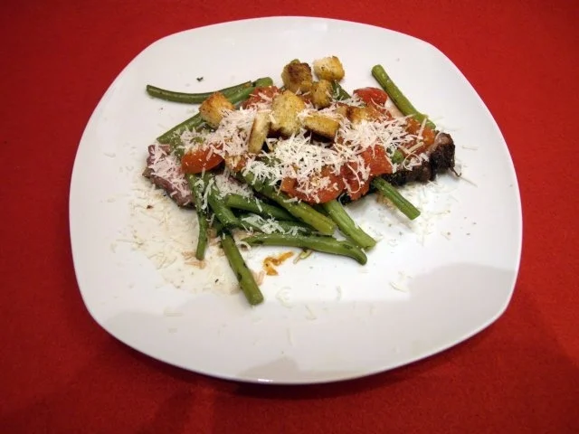 Roastbeef an grünen Bohnen mit Balsamico-Tomaten, Croutons und Parmesan - Rezept