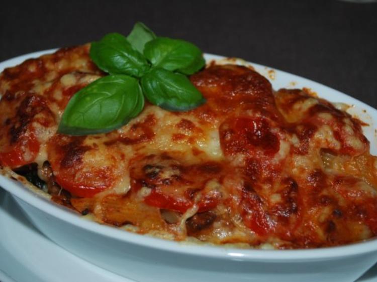 Annis geschichteter Nudelauflauf mit Hack Tomaten Sauce und Zucchini ...