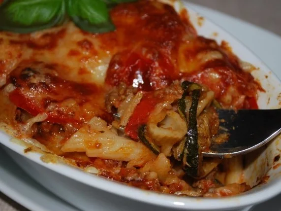 Annis geschichteter Nudelauflauf mit Hack-Tomaten-Sauce und Zucchini - Rezept - Bild Nr. 2