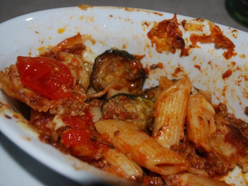 Annis geschichteter Nudelauflauf mit Hack Tomaten Sauce und Zucchini ...