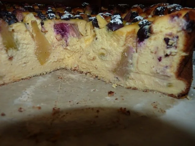 Rezept: KUCHEN: Käsekuchen mit Rhabarber u. Heidelbeer, . o.extra Boden gebacken Bild Nr. 2 KUCHEN: Käsekuchen mit Rhabarber u. Heidelbeer, . o.extra Boden gebacken - Rezept - Bild Nr. 2