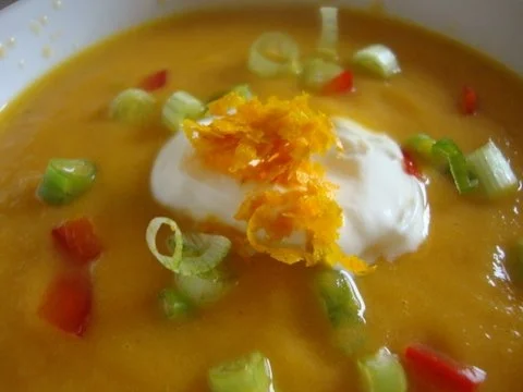 Rezept: Möhren - Orangensüppchen mit "Pfiff" Möhren - Orangensüppchen mit "Pfiff" - Rezept