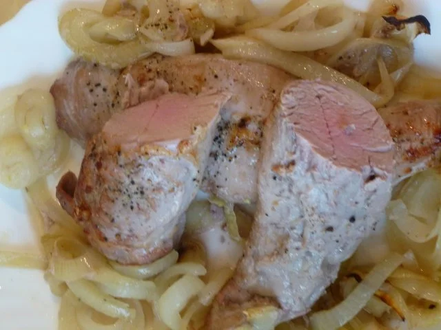 Rezept: NT-Schweinefilet auf Zwiebel-Knobigemüse NT-Schweinefilet auf Zwiebel-Knobigemüse - Rezept