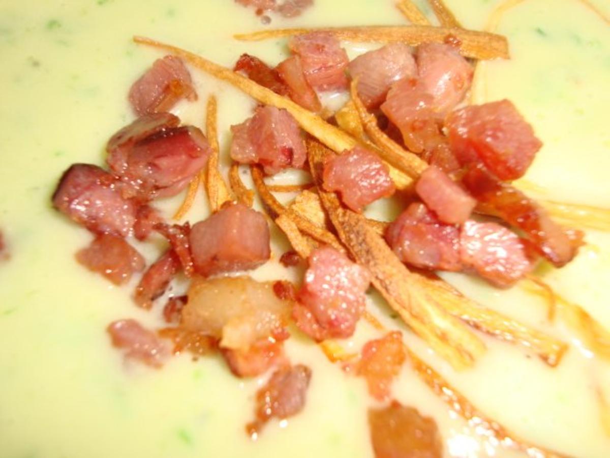 Petersilienwurzelsuppe mit crossem Speck und "Petersilienwurzelstroh" Topping - Rezept - Bild Nr. 2