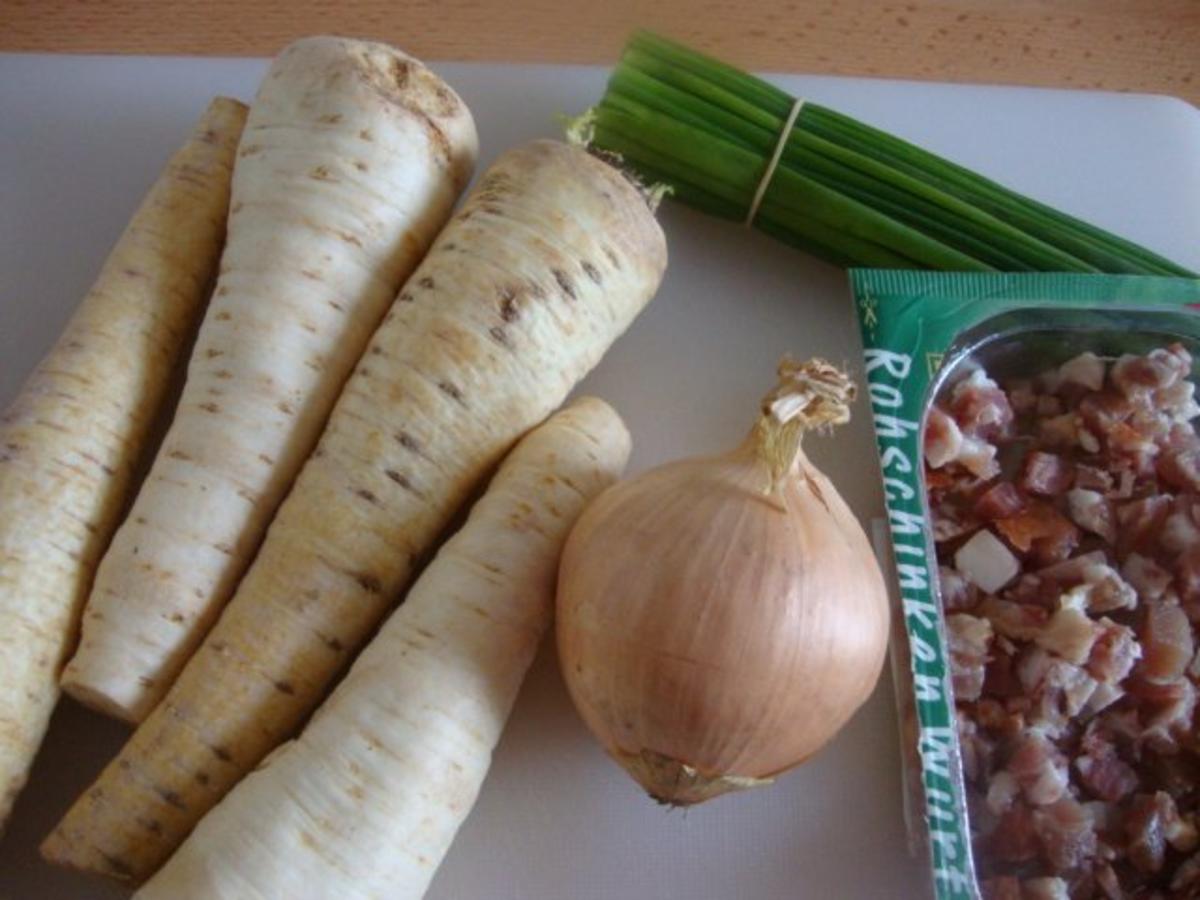 Petersilienwurzelsuppe mit crossem Speck und "Petersilienwurzelstroh" Topping - Rezept - Bild Nr. 4