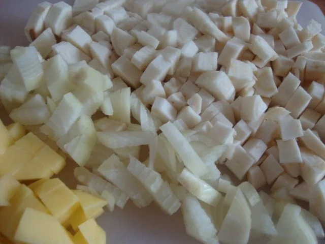 Petersilienwurzelsuppe mit crossem Speck und "Petersilienwurzelstroh" Topping - Rezept - Bild Nr. 5