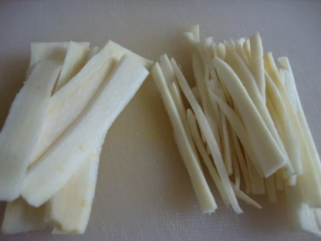 Petersilienwurzelsuppe mit crossem Speck und "Petersilienwurzelstroh" Topping - Rezept - Bild Nr. 10