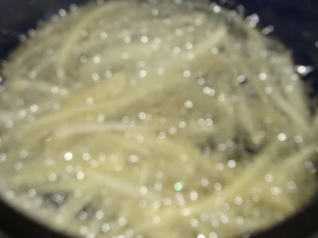 Petersilienwurzelsuppe mit crossem Speck und "Petersilienwurzelstroh" Topping - Rezept - Bild Nr. 11