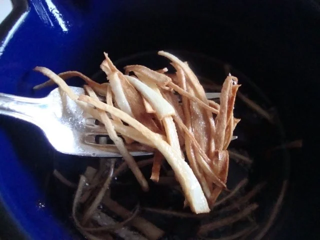 Petersilienwurzelsuppe mit crossem Speck und "Petersilienwurzelstroh" Topping - Rezept - Bild Nr. 12