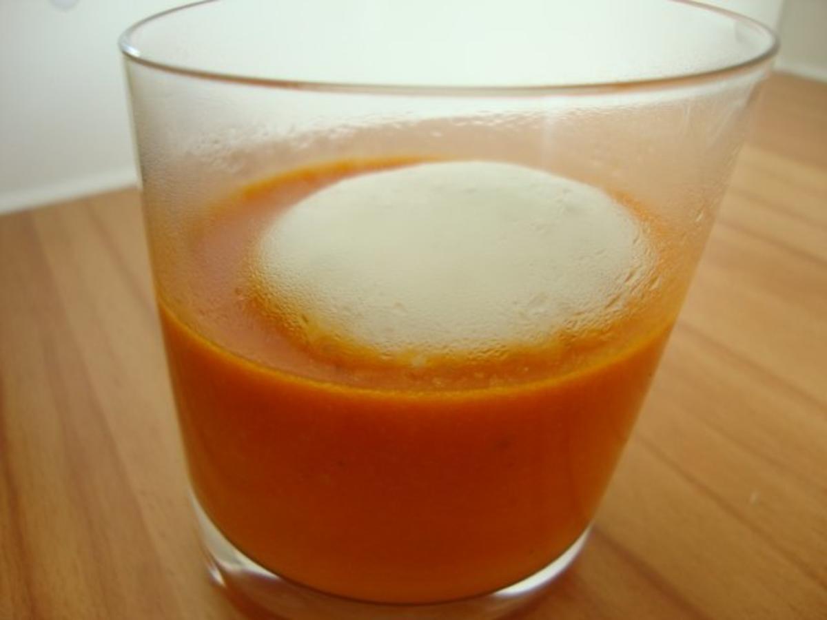 Tomatensüppchen mit Basilikumschaum Topping - Rezept - kochbar.de Tomatensüppchen mit Basilikumschaum Topping - Rezept - kochbar.de