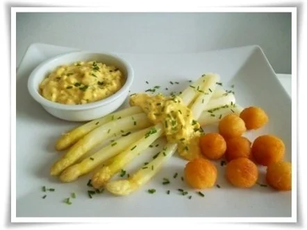 Rezept: Spargel mit selbstgemachter Bozner Sauce und Kartoffelbällchen dazu. Bild Nr. 2 Spargel mit selbstgemachter Bozner Sauce und Kartoffelbällchen dazu. - Rezept - Bild Nr. 2