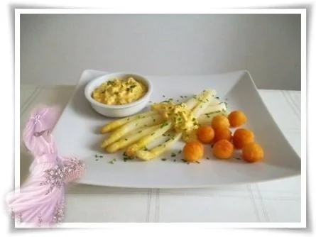 Rezept: Spargel mit selbstgemachter Bozner Sauce und Kartoffelbällchen dazu. Spargel mit selbstgemachter Bozner Sauce und Kartoffelbällchen dazu. - Rezept