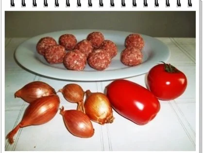 Fleischbällchen aus Bratwurst in spezieller Tomatensauce - Rezept - Bild Nr. 5