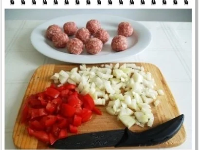 Fleischbällchen aus Bratwurst in spezieller Tomatensauce - Rezept - Bild Nr. 6