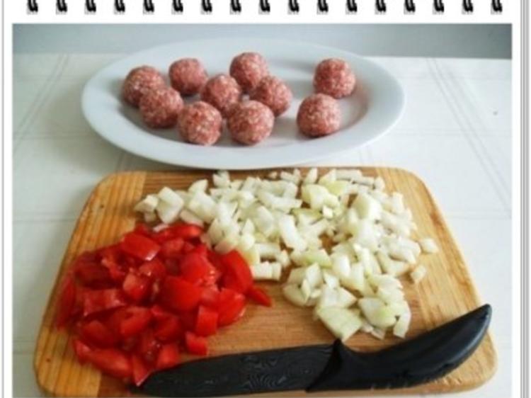 Fleischbällchen aus Bratwurst in spezieller Tomatensauce - Rezept ...