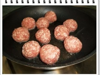 Fleischbällchen aus Bratwurst in spezieller Tomatensauce - Rezept - Bild Nr. 7