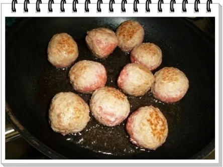 Fleischbällchen aus Bratwurst in spezieller Tomatensauce - Rezept - Bild Nr. 8