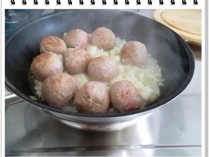 Fleischbällchen aus Bratwurst in spezieller Tomatensauce - Rezept - Bild Nr. 9