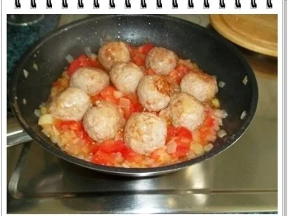 Fleischbällchen aus Bratwurst in spezieller Tomatensauce - Rezept - Bild Nr. 11