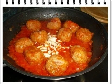 Fleischbällchen aus Bratwurst in spezieller Tomatensauce - Rezept - Bild Nr. 14