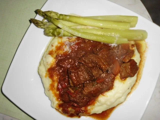 Rezept: Rindergulasch auf Kartoffelpüree, mit Butter übergossener grüner Spargel, Tomatensalat Bild Nr. 2 Rindergulasch auf Kartoffelpüree, mit Butter übergossener grüner Spargel, Tomatensalat - Rezept - Bild Nr. 2