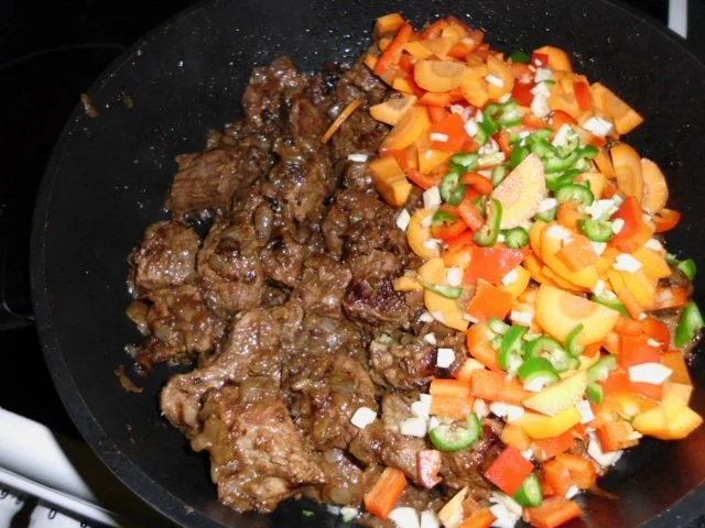 Rezept: Rindergulasch auf Kartoffelpüree, mit Butter übergossener grüner Spargel, Tomatensalat Bild Nr. 3 Rindergulasch auf Kartoffelpüree, mit Butter übergossener grüner Spargel, Tomatensalat - Rezept - Bild Nr. 3