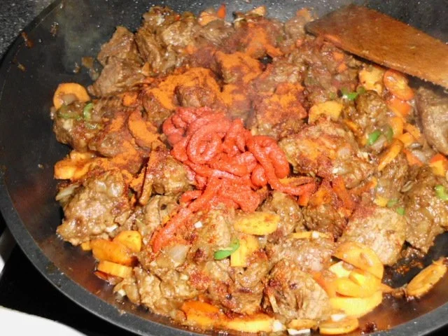 Rezept: Rindergulasch auf Kartoffelpüree, mit Butter übergossener grüner Spargel, Tomatensalat Bild Nr. 4 Rindergulasch auf Kartoffelpüree, mit Butter übergossener grüner Spargel, Tomatensalat - Rezept - Bild Nr. 4