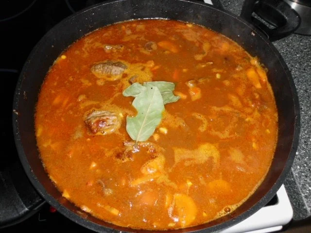 Rezept: Rindergulasch auf Kartoffelpüree, mit Butter übergossener grüner Spargel, Tomatensalat Bild Nr. 5 Rindergulasch auf Kartoffelpüree, mit Butter übergossener grüner Spargel, Tomatensalat - Rezept - Bild Nr. 5